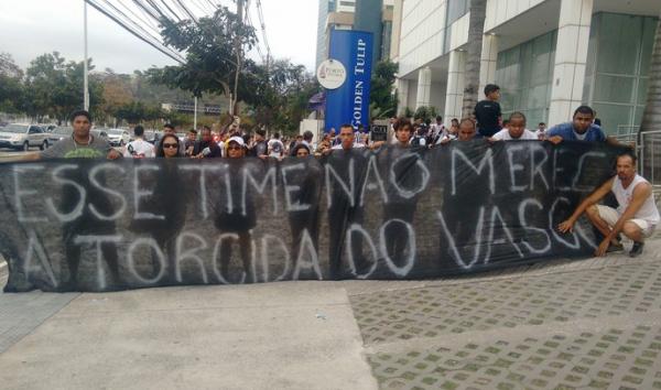 Torcedores com faixa de protesto na entrada do hotel onde o Vasco est hospedado