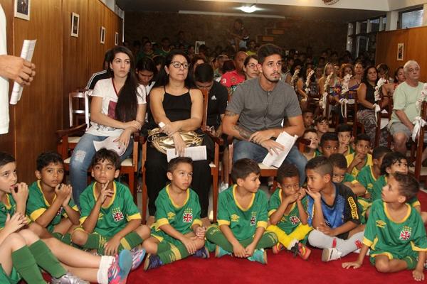 Zagueiro Kadu Fernandes, juntamente com familiares e atletas, acompanharam a Missa