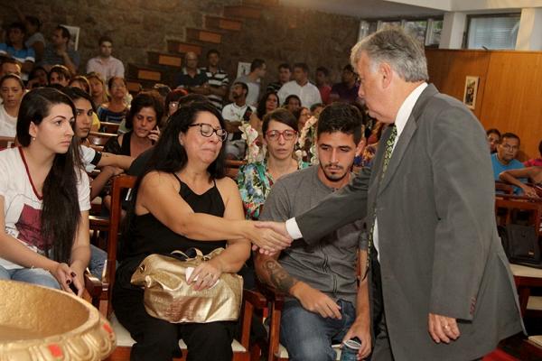 Jorge Curty, vice-presidente do Departamento Social, cumprimenta familiares de Mrcio Fernandes