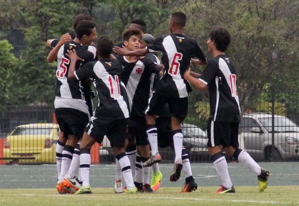 Vascanos comemoram gol marcado por Ryan