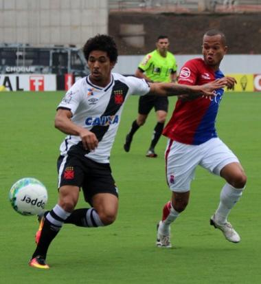 Entre os vascanos, Douglas foi quem mais teve chances para marcar