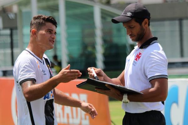 Rodney orienta Lo Couto durante o clssico