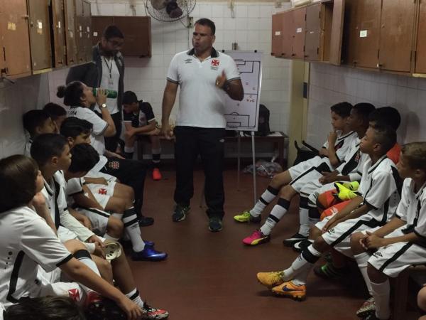 Tcnico Eduardo Jnior orienta meninos do sub-11 no vestirio