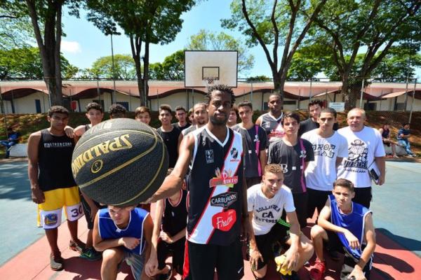 Atividades lembram o peso que a camisa j teve para a cidade; vice-presidente Lcio Flvio posa com jovens atletas