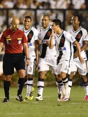 Jogadores do Vasco reclamam com o rbitro na partida contra o Santos: Rodrigo e Andrezinho receberam advertncia