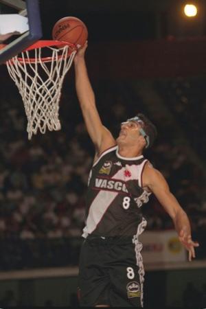 Sandro Varejo em lance da final do Carioca de basquete, em 2000