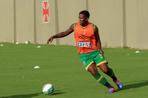 Thalles durante treino do Vasco na Colina