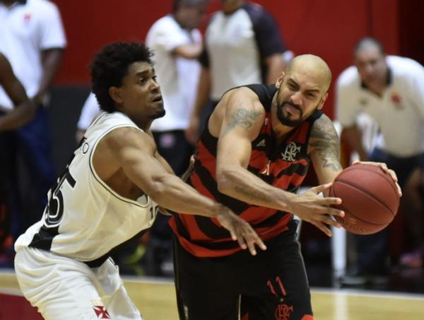 Marquinhos e M�rcio disputam bola durante a final