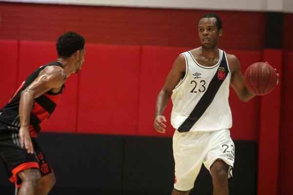 Nezinho observa a melhor jogada no jogo 1 da final