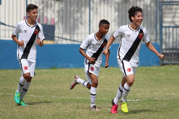 Roger (d) comemora um dos seus gols no Carioca