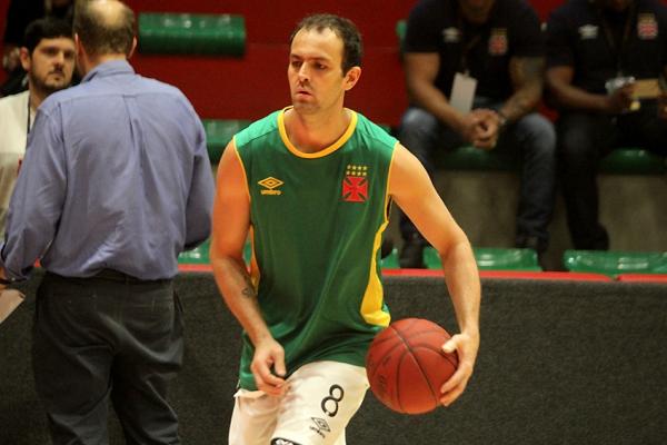 Gacho durante aquecimento antes do jogo 1