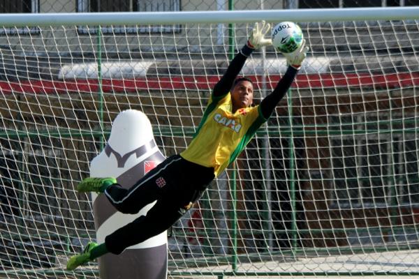 Alexander salta bonito em treino do profissional