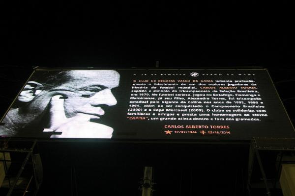 Placar eletrnico com homenagem a Carlos Alberto Torres