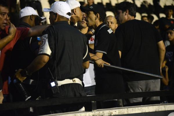 Com olhos vermelhos, vice-presidente de Relaes Especializadas Denis Carrega Dias conversa com PM.  direita, filho de Eurico no meio da confuso