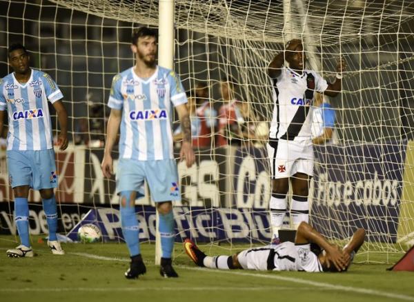 Thalles lamenta mais uma chance desperdiada pelo Vasco contra o Ava