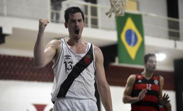 Fiorotto comemora pontos do Vasco durante vitria contra o Flamengo