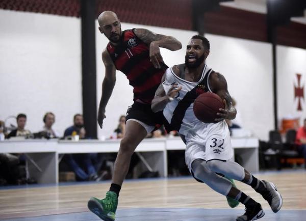 David Jackson e Marquinhos disputam bola durante a final