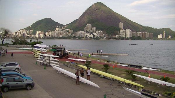 Barcos ocupam estacionamento na Lagoa