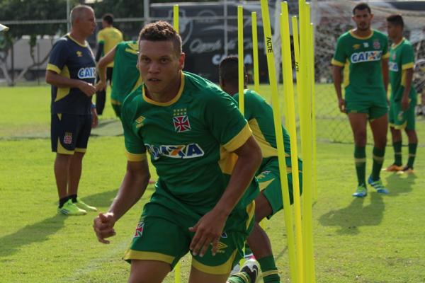 Felype Hebert suando a camisa em treino fsico