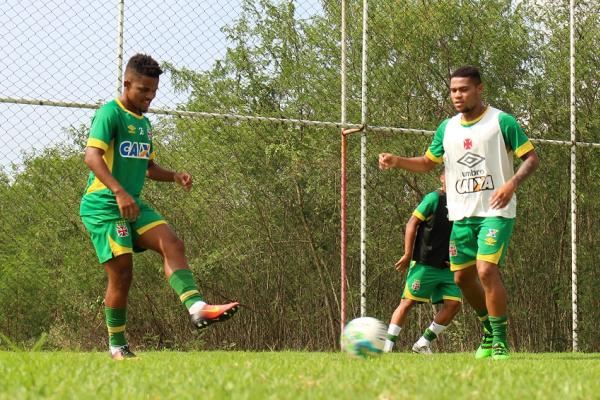 Lorran quer Vasco jogando com inteligncia na Gvea