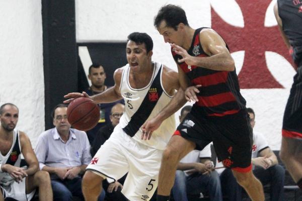 Hlio foi muito marcado, mas superou a defesa adversria