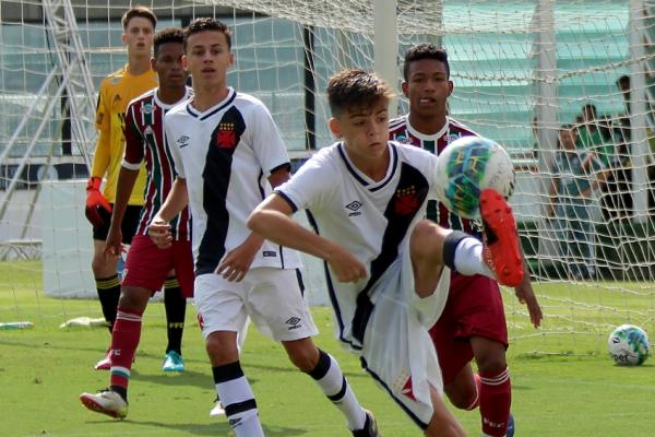 Gabriel Pec tenta dominar bola na grande rea