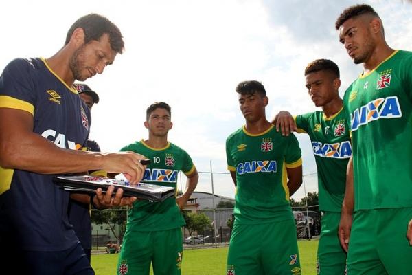Rodney Gonalves orienta garotada do Vasco antes da primeira partida da deciso