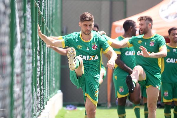 Jogadores vascanos suaram a camisa pela manh