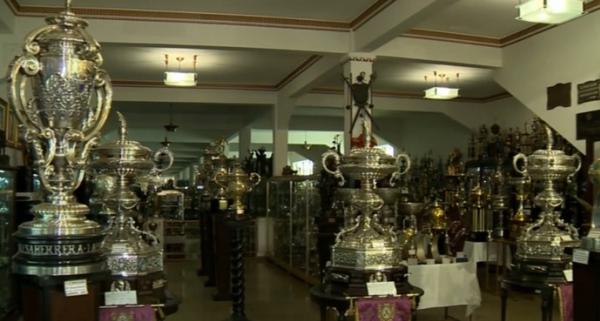 Sala de trofus cheia em So Janurio