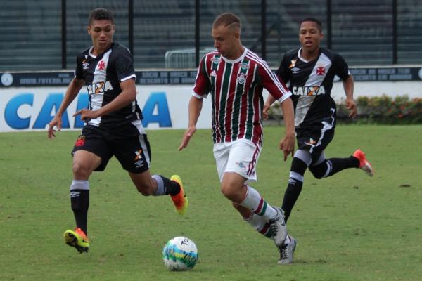 Alexandre e Pedro perseguem jogador do Fluminense