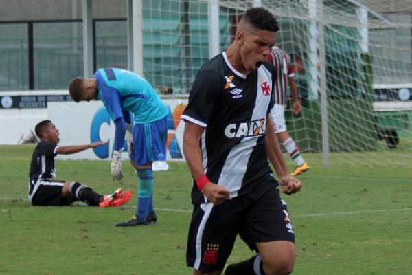Paulinho vibra aps marcar o quarto gol vascano