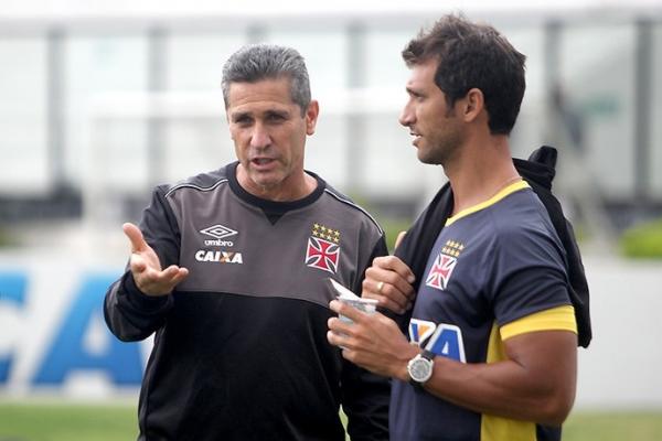 Jorginho conversa com Rodney Gonalves, tcnico do sub-20 Vasco