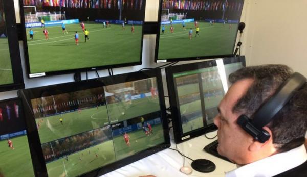 Manoel Serapio Filho, autor do projeto brasileiro, durante os teste prticos do rbitro de vdeo na Sua - IFAB