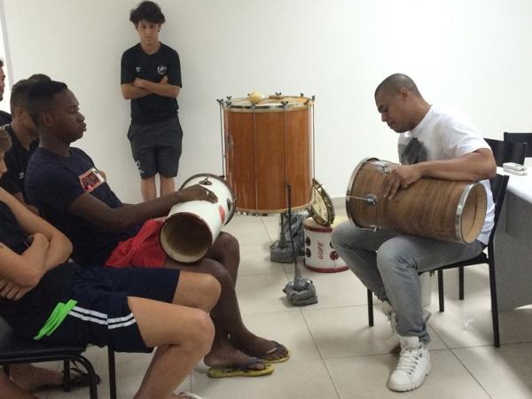 F�bio Miudinho deu aula de percuss�o aos vasca�nos
