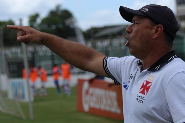 Marcus Alexandre orienta jogadores na Colina