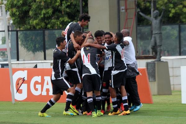 Vascanos se abraam aps gol contra o Fluminense