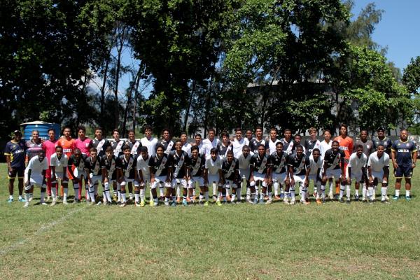 Equipes sub-17 de Vasco e So Cristvo posam juntas para foto