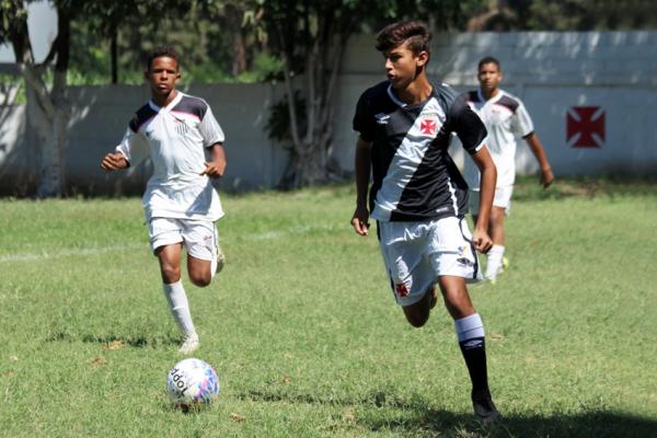 Pedro Hobs avana para o campo de ataque