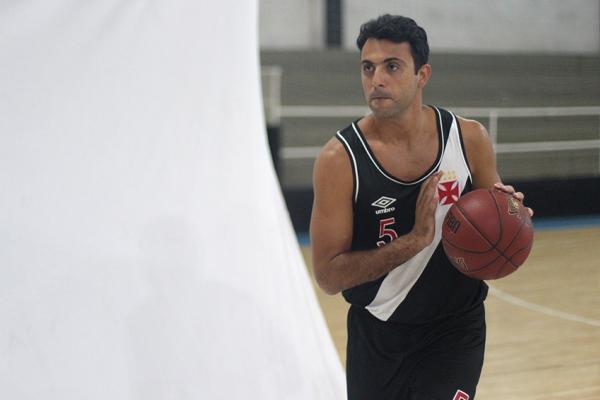 Hlio posa para foto no Media Day