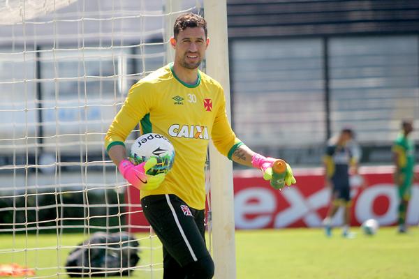 O goleiro Martin Silva acredita que ocupar bem os espaos no meio de campo pode ser a chave para o sucesso do Vasco