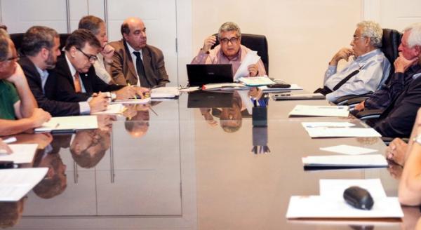 Carlos Eduardo Pereira,  esquerda, e Eurico,  direita, observam Rubinho falando