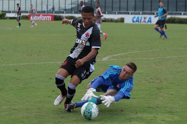 Pedro (dir) infernizou a defesa do Tricolor no sbado