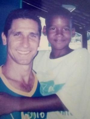 Jorginho e Alan, quando era criana e aluno do instituto Bola pra frente