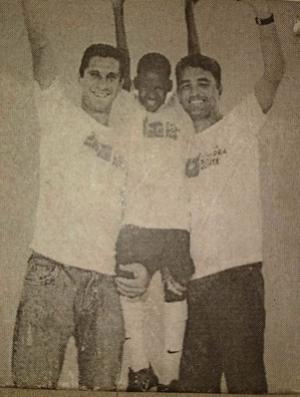 Alan  carregado por Jorginho e Bebeto