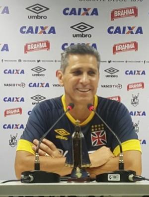 Jorginho sorri durante entrevista coletiva em So Janurio