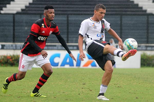 Atacante Felype Hebert domina bola