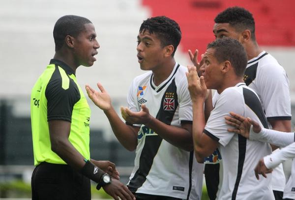Vascanos reclamam com a arbitragem em lance polmico na deciso