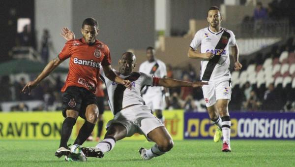 Felipe Garcia disputa lance com Rodrigo observado por Nen, em So Janurio