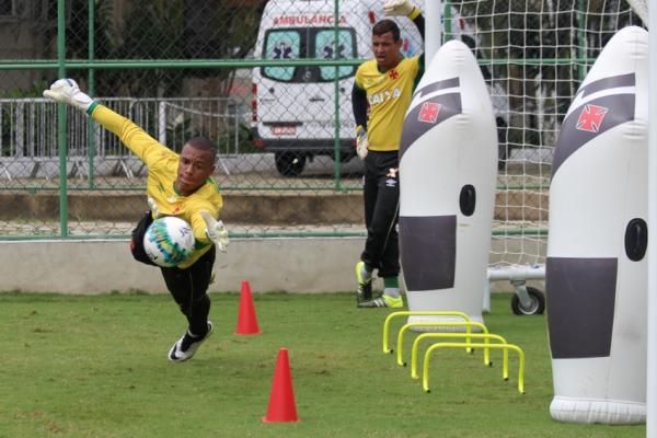Goleiro Jordi se esfora para fazer defesa no treino
