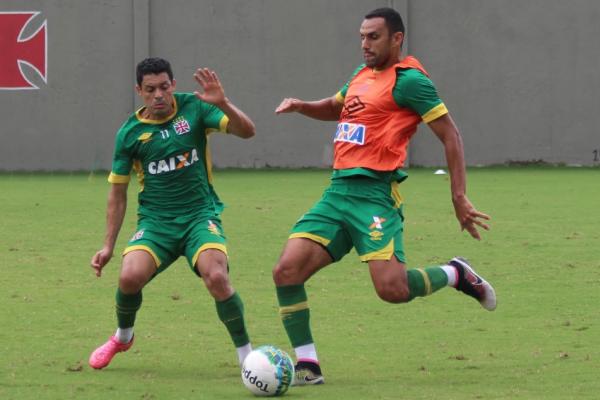 der Lus e Rafael Marques disputam bola no coletivo